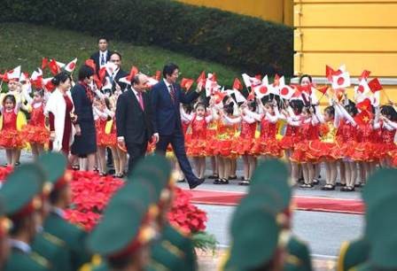 Thủ tướng Nhật Bản Shinzo Abe và Phu nhân kết thúc tốt đẹp chuyến thăm chính thức Việt Nam  - ảnh 1